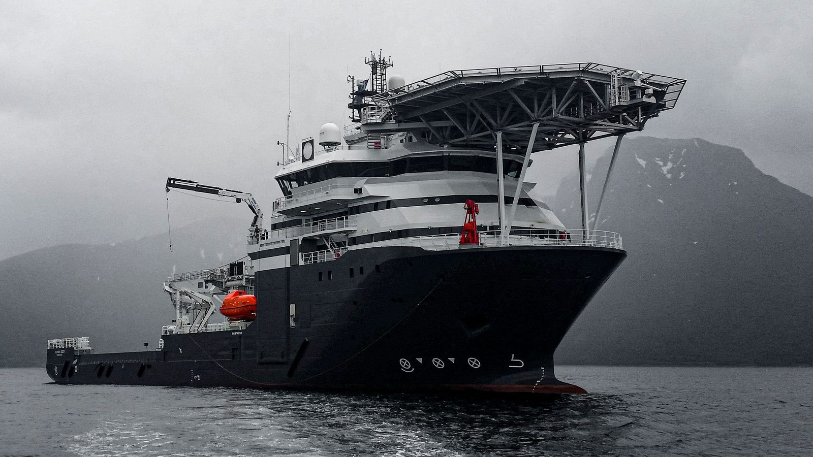 Offshore construction vessel with a helideck, in a fjord